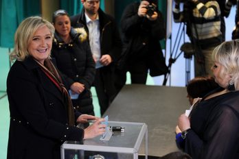 Marine Le Pen votando. (AFP)