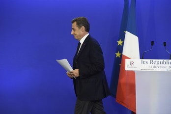 Sarkozy tras la comparecencia ante medios. (AFP)