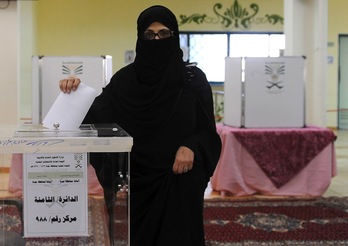 Una mujer saudí vota en las primeras elecciones del país con participación femenina. (AFP)