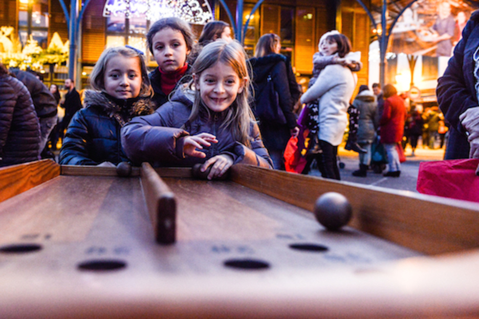 Les enfants pouvaient s'amuser avec des jeux en bois. © Isabelle Miquelestorena