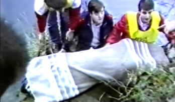 Miembros de la DYA proceden a sacar del río el cadáver de Mikel Zabalza (1985)