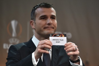 Europa Leagueko ordezkari Alexander Frei, Athleticen txartela erakusten zozketan. (Fabrice COFFRINI/AFP) 