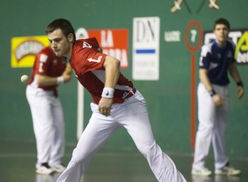 Elezkano se dispone a ejecutar la jugada inicial. (Jon URBE / ARGAZKI PRESS)