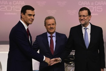Saludo entre Mariano Rajoy y Pedro Sánchez. (Javier SORIANO/AFP)