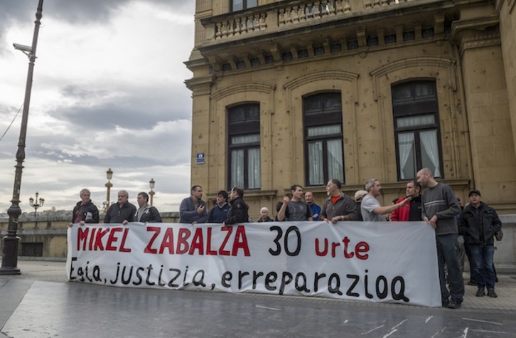 Concentración en el Boulevard en recuerdo a Mikel Zabalza. (Gorka RUBIO / ARGAZKI PRESS)
