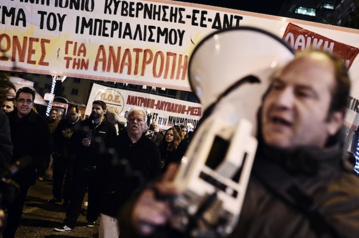 Protesta en Atenas contra los nuevos recortes. (Louisa GOULIAMAKI / AFP)
