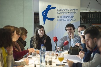 Euskadiko Garapenerako Gobernuz Kanpoko Erakundeen Koordinakundearen agerraldia. (Jon URBE/ARGAZKI PRESS)