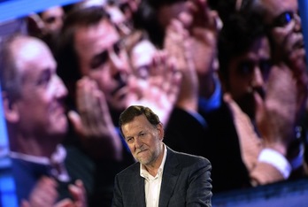 Rajoy, durante un acto ayer, sin gafas tras el golpe recibido. (Miguel RIOPA/AFP)