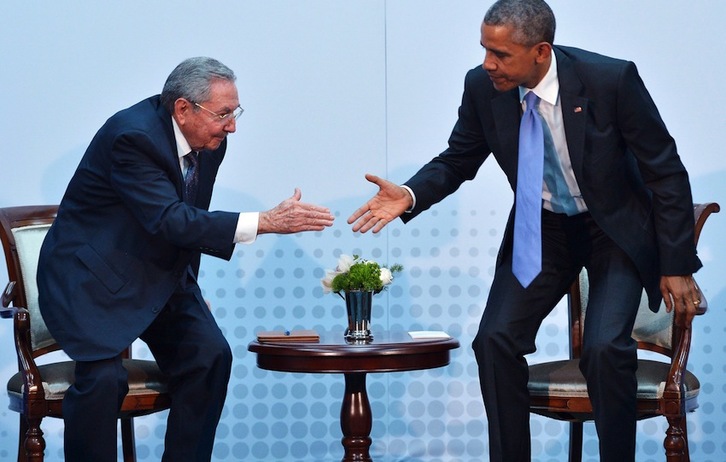 Raúl Castro y Barack Obama se saludan el martes en Panamá, en la cumbre de las Américas. (Mandel NGAN/AFP) 