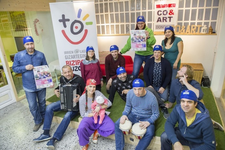 Irrien Lagunen elkarteko eta Banaiz Bagarako kideek aurkeztu dute Irri Anitzen Kolore Festa. (Gorka RUBIO/ARGAZKI PRESS)