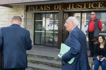Didier Borotra llega ayer al Palacio de Justicia de Baiona. (Isabelle MIQUELESTORENA)