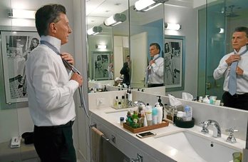 Mauricio Macri, presidente kargua hartu zuen ekitaldirako prestatzen. (AFP)