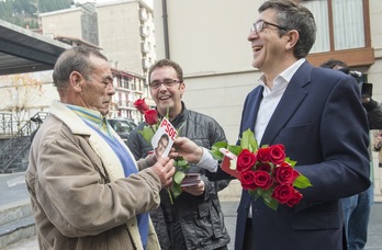 Patxi López, repartiendo rosas en Ermua. (Marisol RAMÍREZ / ARGAZKI PRESS)