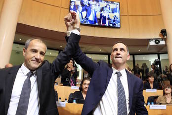 Jean-Guy Talamoni, izquierda, en su proclamación junto al presidente del Ejecutivo corso Gilles Simeoni. (Pascal POCHARD-CASABIANCA | AFP)