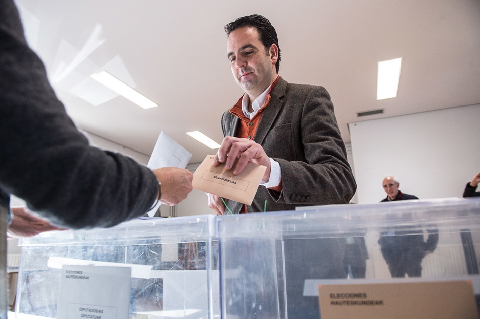 Iñigo Alli, candidato de UPN-PP, votando. (Jagoba MANTEROLA / ARGAZKI PRESS)