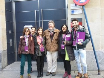 López Uralde junto a varios apoderados de Podemos en Gasteiz. (@Equo)