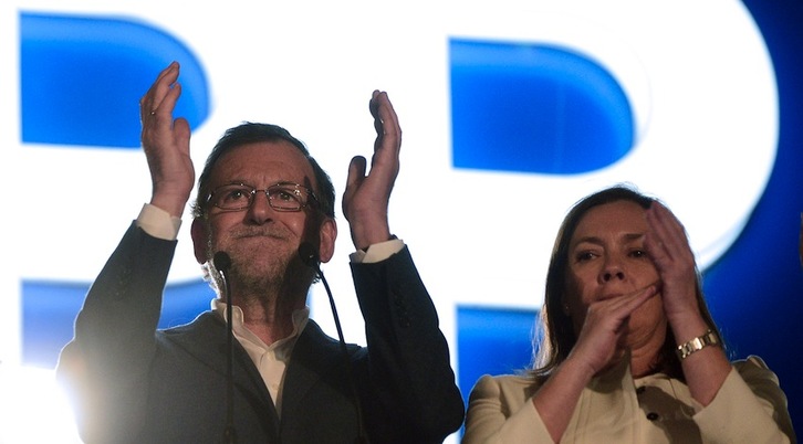 Mariano Rajoy junto a su esposa, Elvira Fernández. (José JORDAN/AFP)