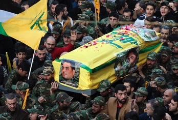Miles de personas han participado en el funeral de Samir Qantar en Beirut. (Anwar AMRO/AFP) 