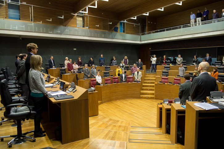 Minuto de silencio en el Parlamento navarro en recuerdo de Aitziber Sarasola. (Iñigo URIZ / ARGAZKI PRESS)