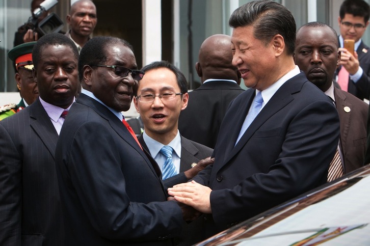 El presidente de Zimbabue, Robert Mugabe, recibe a su homólogo chino, Xi Jinping, el pasado 1 de diciembre. (Jekesai NJIKIZANA/AFP) 