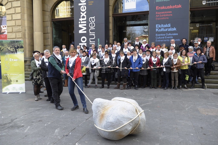 Harriak mugitzeko deia egin du Etxeratek Donostian. (Juan Carlos RUIZ / ARGAZKI PRESS))