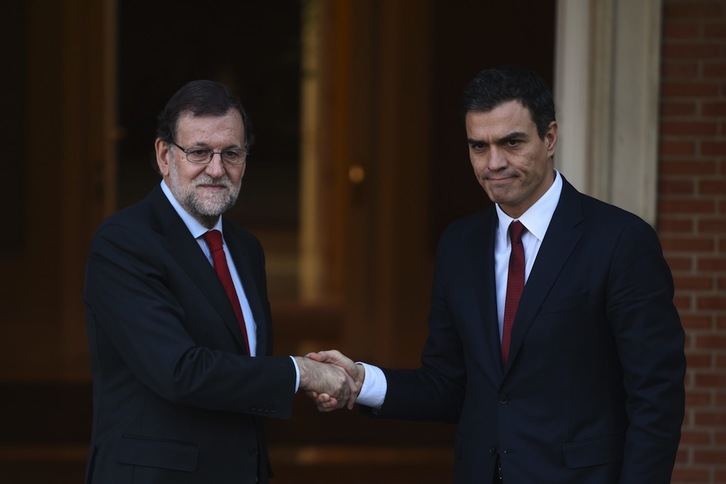 Mariano Rajoy y Pedro Sánchez se han saludado con gesto serio. (Pedro ARMESTRE/AFP)