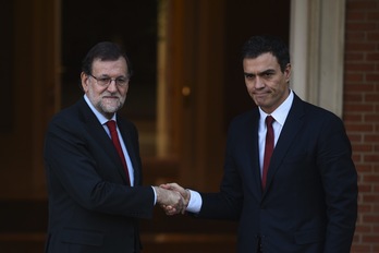 Mariano Rajoy y Pedro Sánchez se han estado serios ante los medios. (Pedro ARMESTRE/AFP)