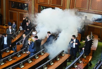 Una de las protestas con gas lacrimógeno en el Parlamento de Kosovo. (Armend NIMANI / AFP)
