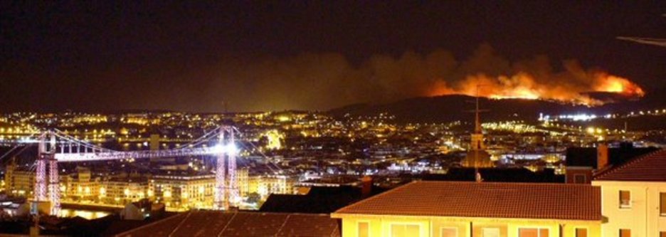Imágenes del incendio en Berango desde otros municipios. (vía twitter @bomberosbizkaia)