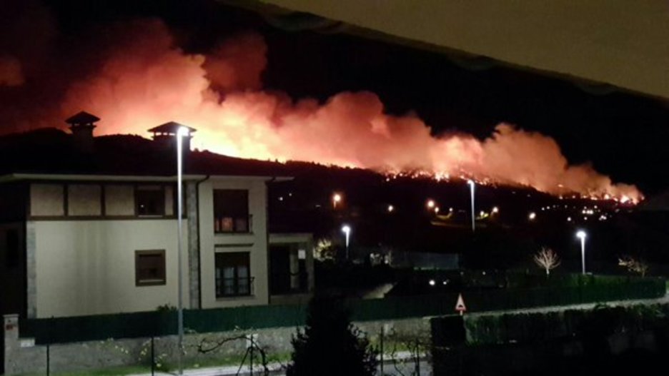 Imágenes del incendio en Berango desde otros municipios. (vía twitter @bomberosbizkaia) 