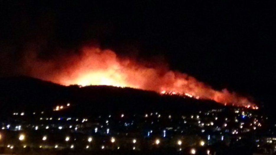 Incendio en Berango visto desde Bidezabal. (vía twitter @bomberosbizkaia)