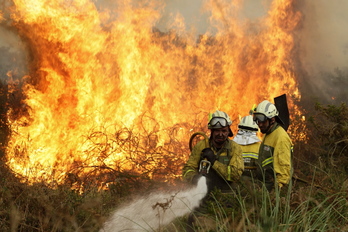 Los bomberos trabajan en la extinción del incendio de Berango. (ARGAZKI PRESS)