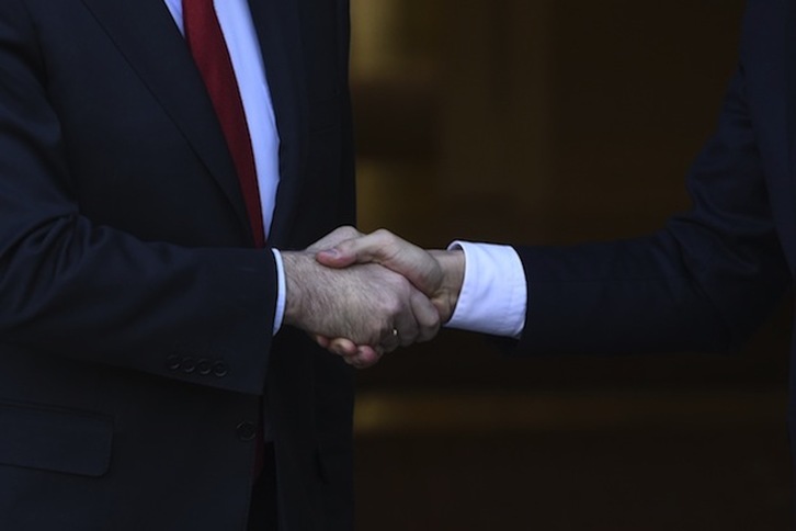 Apretón de manos entre Rajoy y Sánchez la pasada semana en La Moncloa. (Pedro ARMESTRE / AFP)