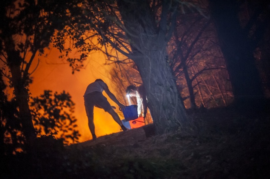 Los vecinos han usado cubos para tratar de detener las llamas. (Andoni LUBAKI / ARGAZKI PRESS)