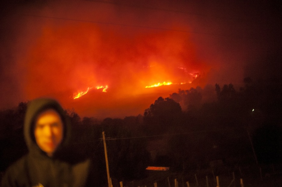 El incendio, dividido en dos frentes en una ladera. (Andoni lUBAKI / ARGAZKI PRESS)