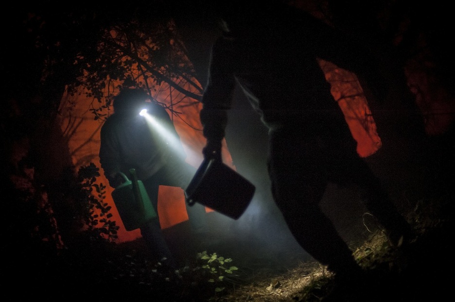 La noche del domingo fue muy larga para los habitantes de la zona. (Andoni LUBAKI / ARGAZKI PRESS)