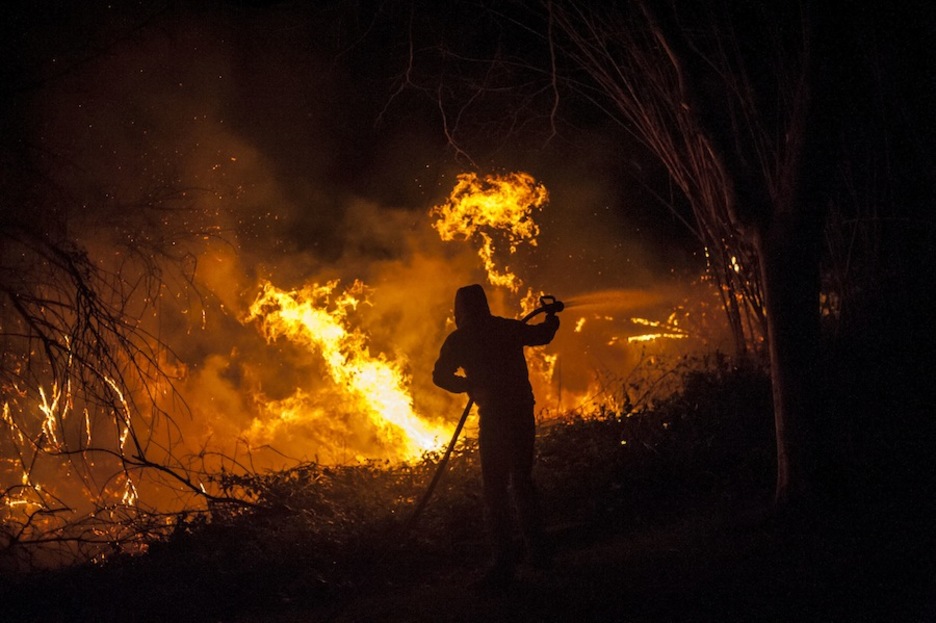 Las llamas adoptan formas fantasmagóricas. (Andoni LUBAKI / ARGAZKI PRESS)