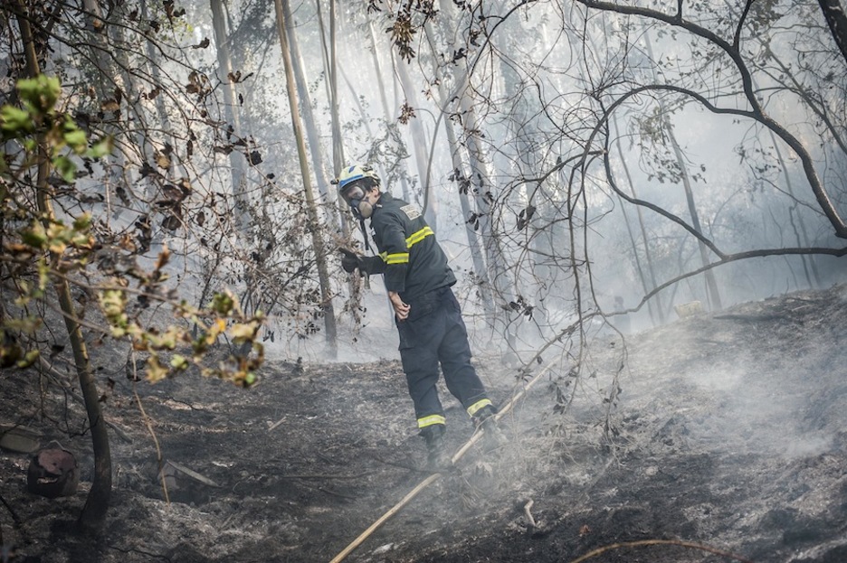 Equipado con una máscara para evitar el humo. (Andoni LUBAKI / ARGAZKI PRESS)