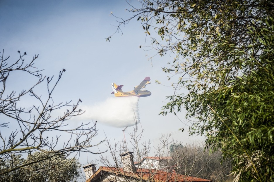 Un avión arroja agua desde el aire. (Andoni LUBAKI / ARGAZKI PRESS)