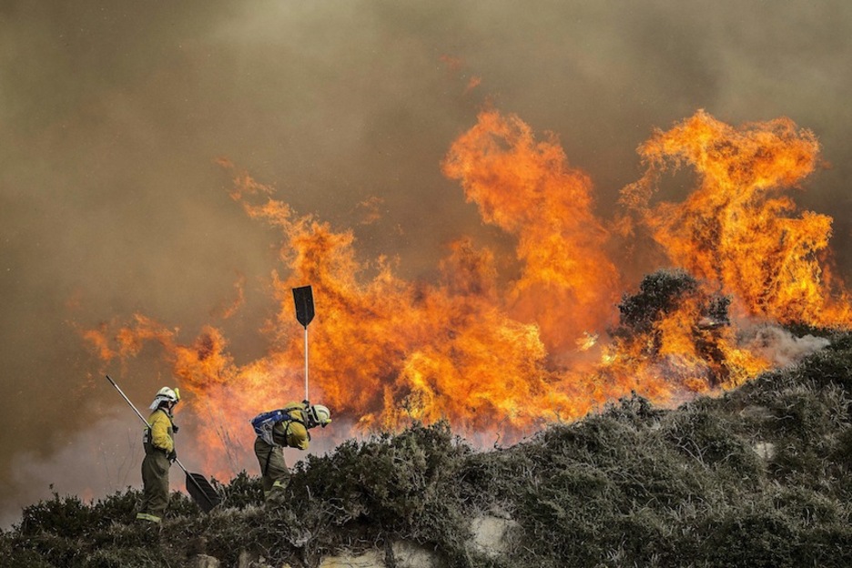 Dos bomberos pelean contra el incendio. (Aritz LOIOLA / ARGAZKI PRESS)