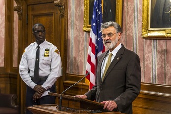 El jefe de Policía y el alcalde de Cleveland, tras conocer que no habrá cargos. (Angelo MERENDINO / AFP)