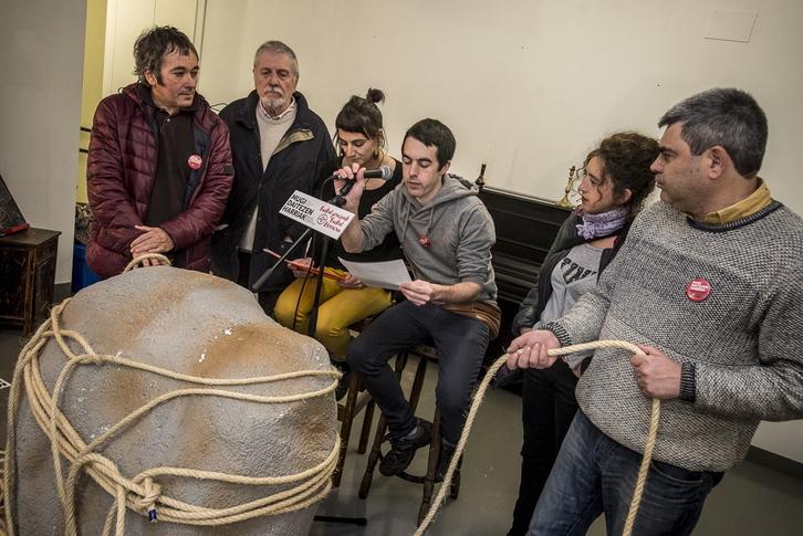 Urtarrilaren 9ko mobilizazioetarako kultur arloko atxikimenduak aurkeztu dituzte. (Jaizki FONTANEDA / ARGAZKI PRESS)