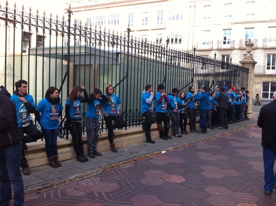 Gasteizen Legebiltzarreko hesian kateatu dira. (@gara_iiriondo)