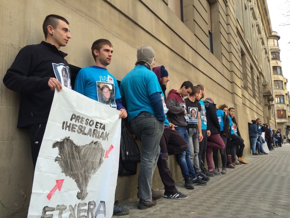 Iruñean Gobernu espainolaren egoitzan kateatu dira. (ARGAZKI PRESS)