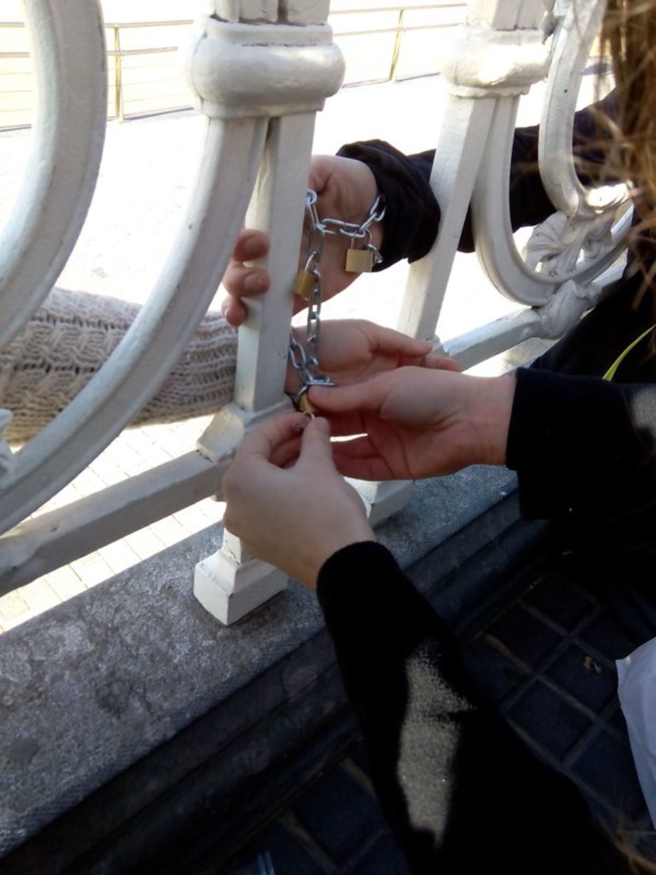 En Donostia han soltado las cadenas las personas que han acudido a apoyar a los encadenados. (@topatu_eus)