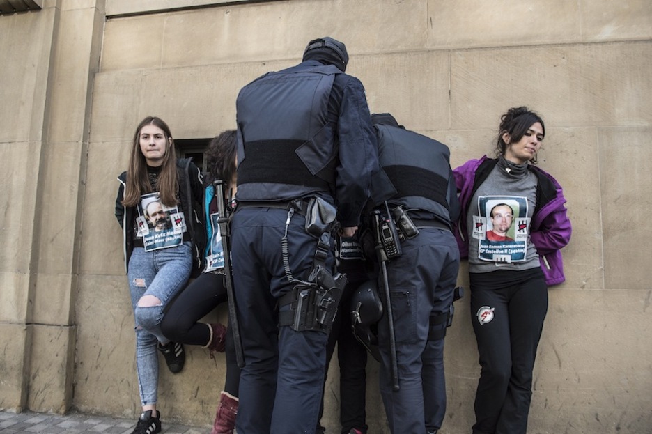 La Policía corta las cadenas jóvenes encadenadas en Iruñea. (ARGAZKI PRESS)