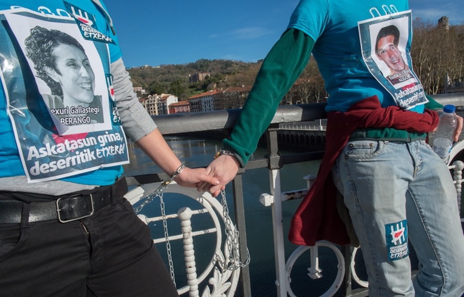 Dos personas encadenadas en el puente del Arenal de Bilbo. (ARGAZKI PRESS)
