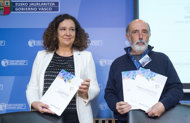 Monika Hernando y Francisco Etxeberria han presentado el plan de investigación sobre las fosas de la guerra. (Marisol RAMÍREZ/ARGAZKI PRESS)