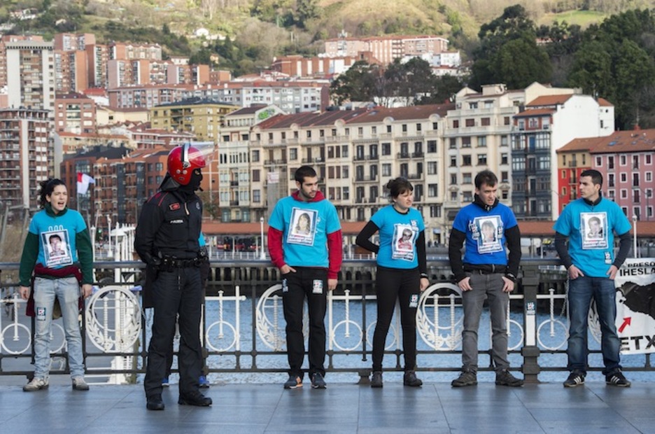 Jóvenes encadenados en el Arenal, con la Ertzaintza ya presente. (Marisol RAMÍREZ/ARGAZKI PRESS)