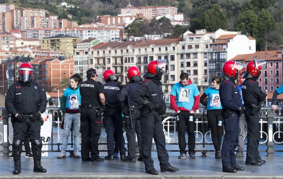 La Ertzaintza corta las cadenas en el puente del Arenal. (Marisol RAMÍREZ/ARGAZKI PRESS)